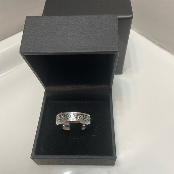 Men’s Tungsten wedding band/ring with Irish knot design - Picture 1 of 1